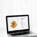 Icono de una computadora con un gráfico de nutrición, representando consulta online.